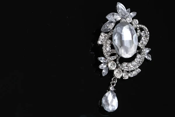 Brož se stříbrnými květy a šperky — Stock fotografie