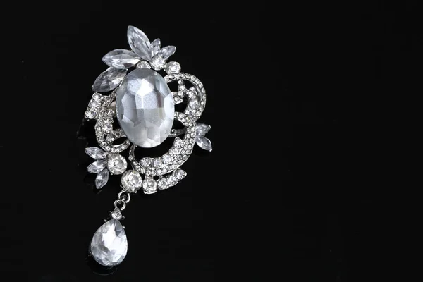 Broche con flores de plata y joyas —  Fotos de Stock