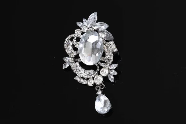 Broche con flores de plata y joyas —  Fotos de Stock