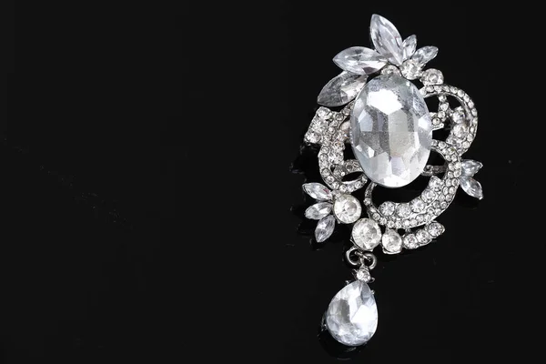 Broche con flores de plata y joyas —  Fotos de Stock