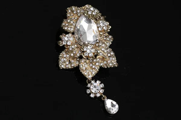 Diamond on flower gold brooch — 스톡 사진