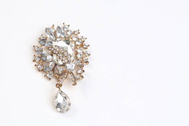 Çiçek desenli altın broş