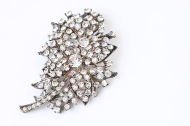 Çiçek broşunda elmas