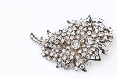 Çiçek broşunda elmas