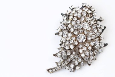 Çiçek broşunda elmas