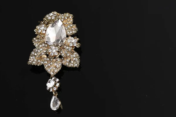 Diamante en broche de oro de flor —  Fotos de Stock