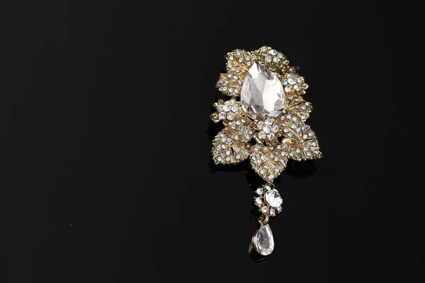 Diamante en broche de oro de flor —  Fotos de Stock