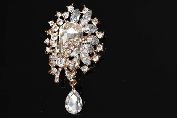 Diamant auf Blume Goldbrosche — Stockfoto