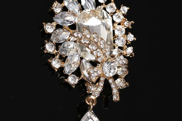 Diamond on flower gold brooch — 스톡 사진