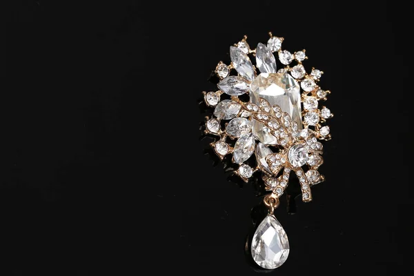 Diamante en broche de oro de flor — Foto de Stock