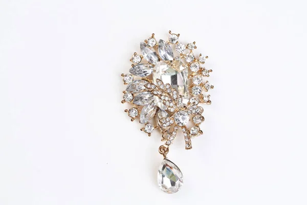 Çiçek desenli altın broş