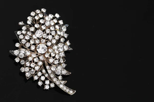 Diamante em broche de flores — Fotografia de Stock