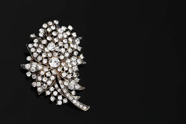 Diamante sulla spilla fiore — Foto Stock
