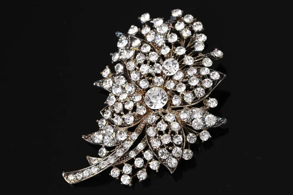 花のブローチのダイヤモンド — ストック写真