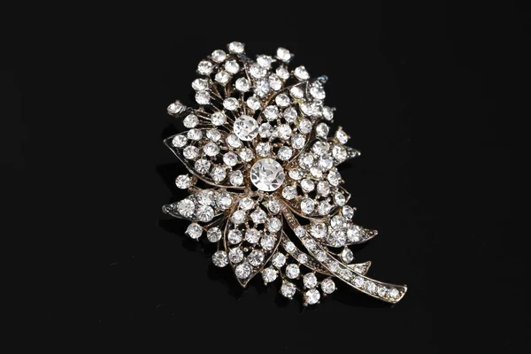 Diamante em broche de flores — Fotografia de Stock