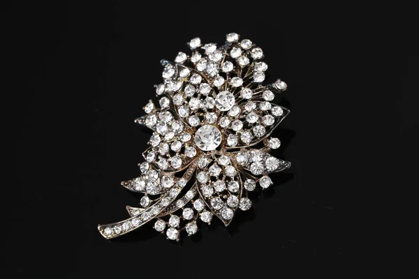 Diamant på blomma brosch — Stockfoto