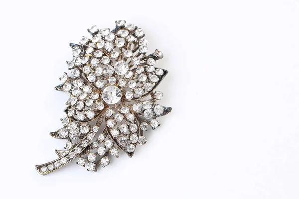 Diamant auf Blumenbrosche — Stockfoto