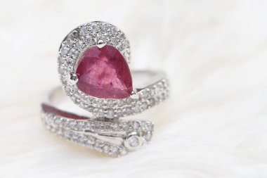 Pembe pırlanta yüzük