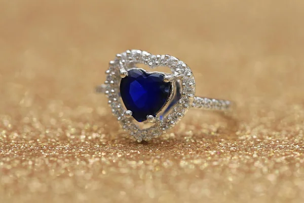 Anillo azul corazón de piedras preciosas, amor día de San Valentín — Foto de Stock