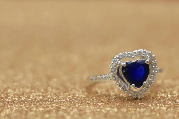 Prsten modrý drahokam srdce, láska Valentýna — Stock fotografie