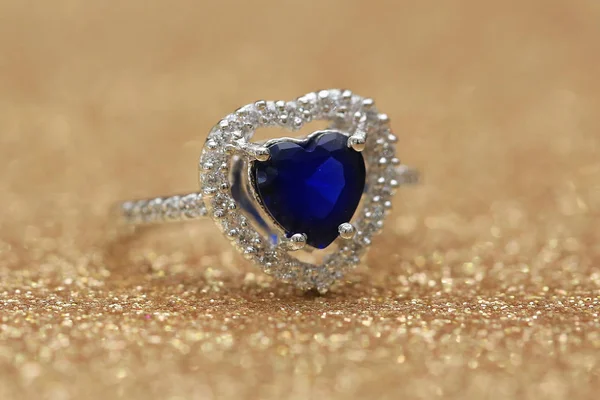 Перстень синій дорогоцінний камінь серце, Любов — стокове фото