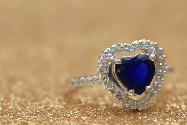 Anillo azul corazón de piedras preciosas, amor día de San Valentín — Foto de Stock