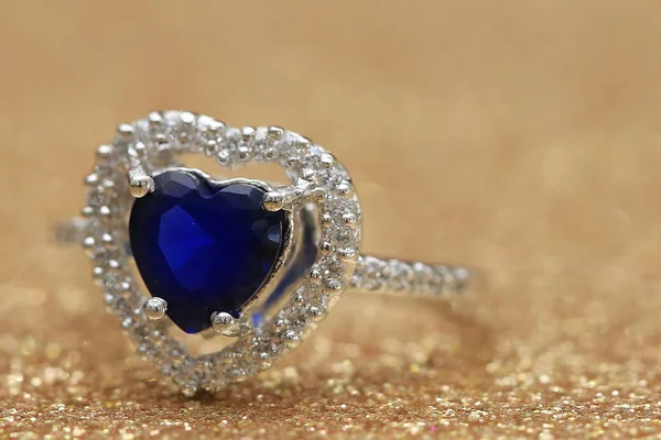 Ring blauer Edelstein Herz, Liebe Valentinstag — Stockfoto