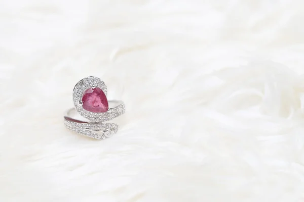 Pedra preciosa rosa no anel de diamante — Fotografia de Stock