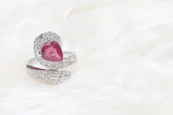 Ροζ πολύτιμος λίθος σε διαμαντένιο δαχτυλίδι — Φωτογραφία Αρχείου