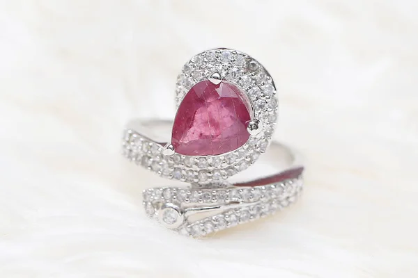 Piedra preciosa rosa en anillo de diamante —  Fotos de Stock