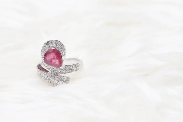 Piedra preciosa rosa en anillo de diamante —  Fotos de Stock