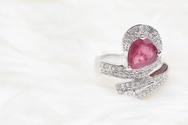 Roze edelsteen op diamanten ring — Stockfoto