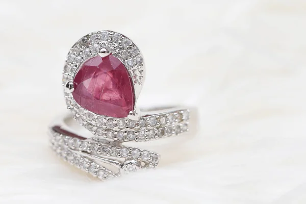 Rosa ädelsten på diamantring — Stockfoto