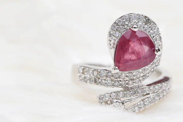 Roze edelsteen op diamanten ring — Stockfoto