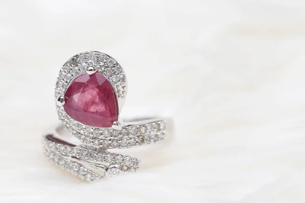 Rózsaszín drágakő gyémántgyűrűn — Stock Fotó