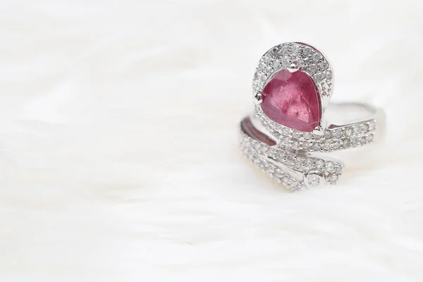 Rózsaszín drágakő gyémántgyűrűn — Stock Fotó