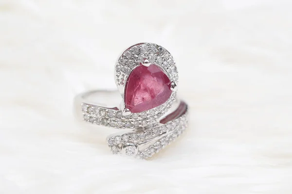 Roze edelsteen op diamanten ring — Stockfoto