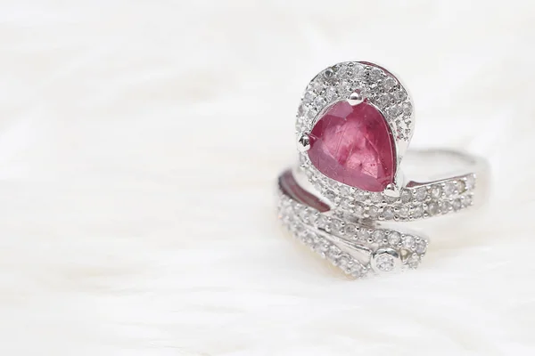 Ροζ πολύτιμος λίθος σε διαμαντένιο δαχτυλίδι — Φωτογραφία Αρχείου