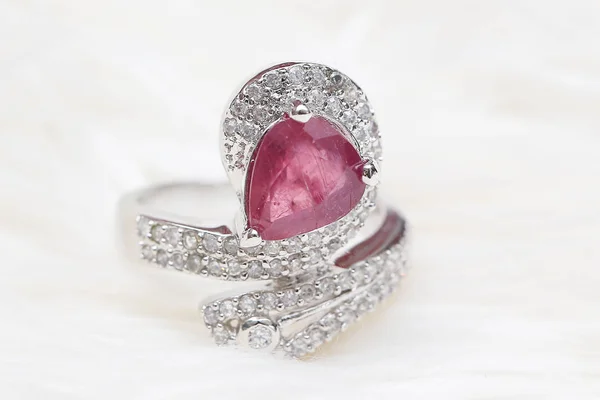 钻石戒指上的粉色宝石 — 图库照片