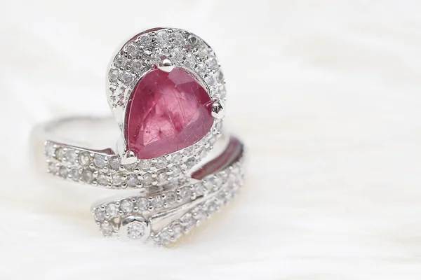 Roze edelsteen op diamanten ring — Stockfoto