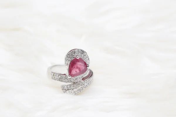 Roze edelsteen op diamanten ring — Stockfoto