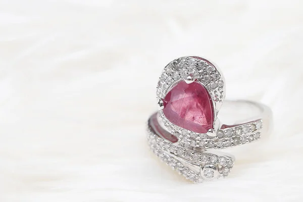 Pedra preciosa rosa no anel de diamante — Fotografia de Stock