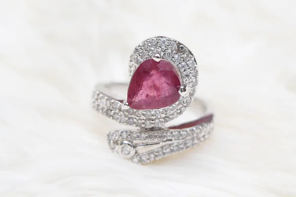 Piedra preciosa rosa en anillo de diamante —  Fotos de Stock