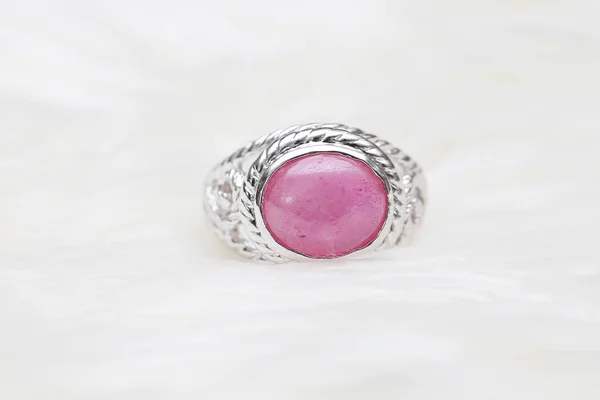 Pedra rosa no anel de prata — Fotografia de Stock