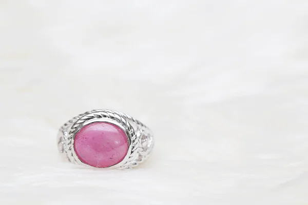 Różowy kamień na srebrnym pierścieniu — Zdjęcie stockowe