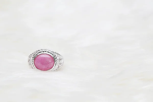 Рожевий камінь на срібному кільці — стокове фото