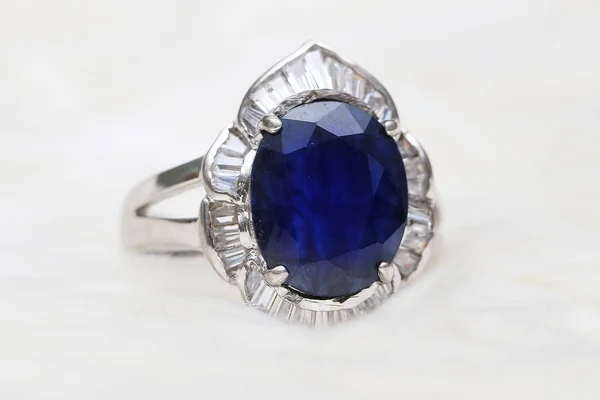 Gümüş yüzüklü mavi değerli taş