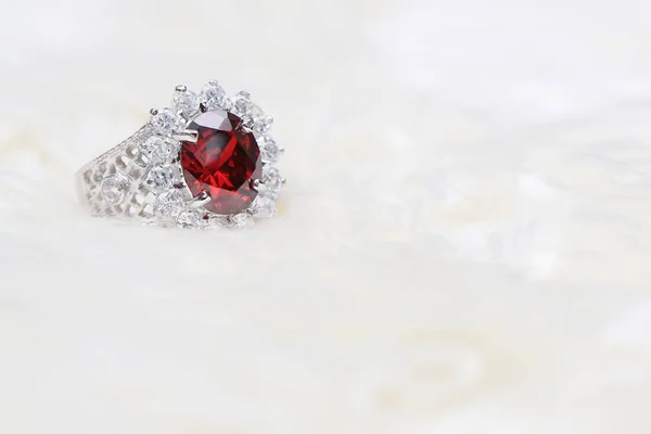 Pietra preziosa rossa su anello di diamanti — Foto Stock