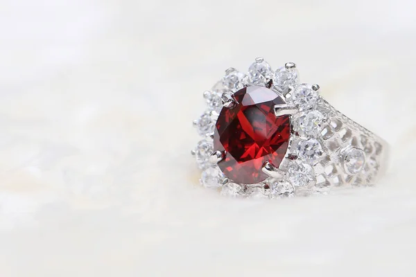 Piedra preciosa roja en anillo de diamante — Foto de Stock