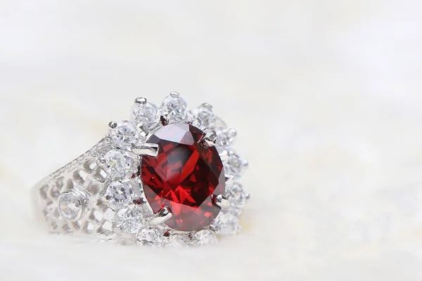 Röd ädelsten på diamantring — Stockfoto